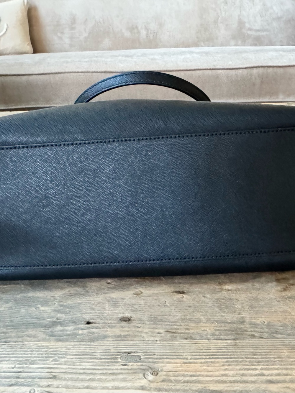 Excellent Tory Burch Black Saffiano Leather Emerson Top Zip Tote with Gold Logo - Picture 4 of 16